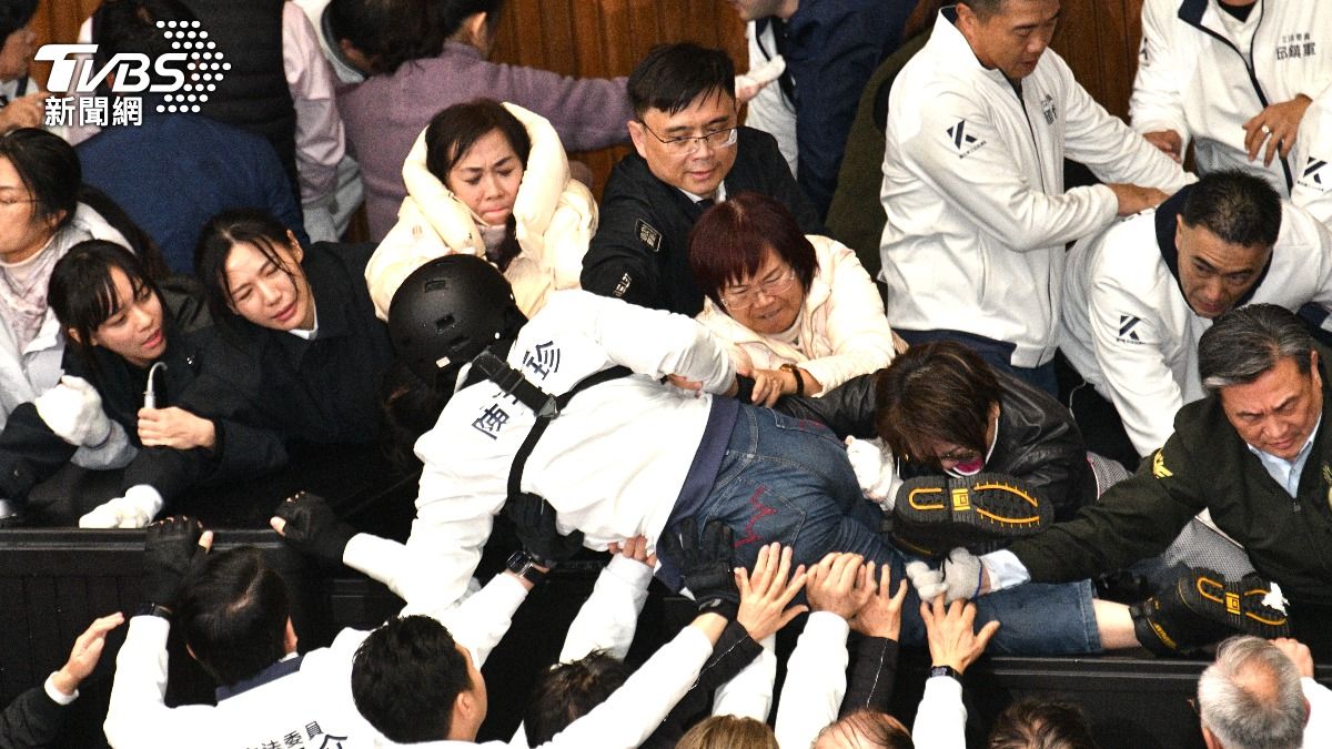 去年議場大亂鬥!徐巧芯、陳玉珍等藍委遭綠委提告傷害