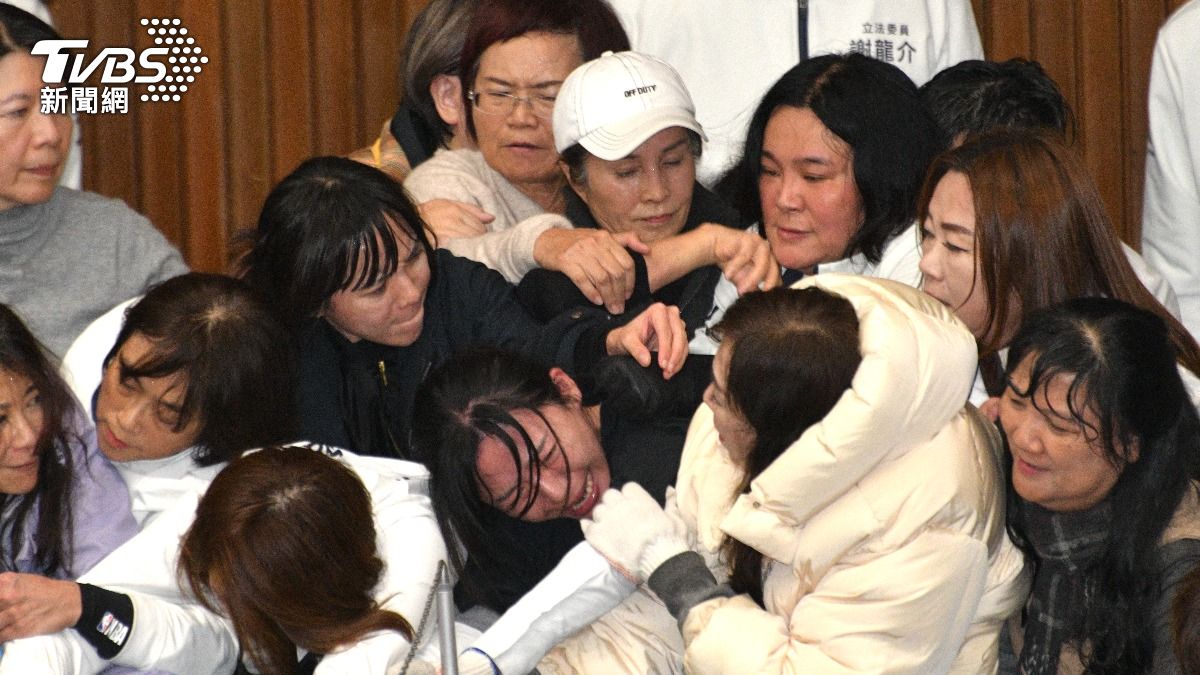 女綠委死守主席台！「金門坦克」陳玉珍強攻　黃捷一秒彈飛