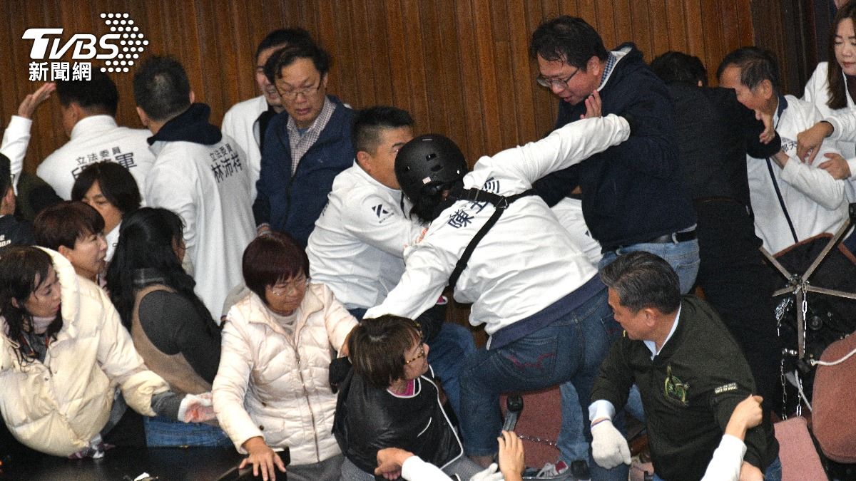 陳玉珍強攻主席台拉開綠委。（圖／胡瑞麒攝）