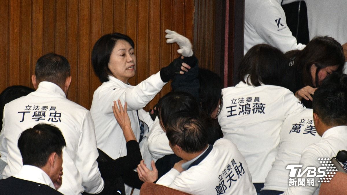 藍委合力將綠委拉出議場。（圖／胡瑞麒攝）