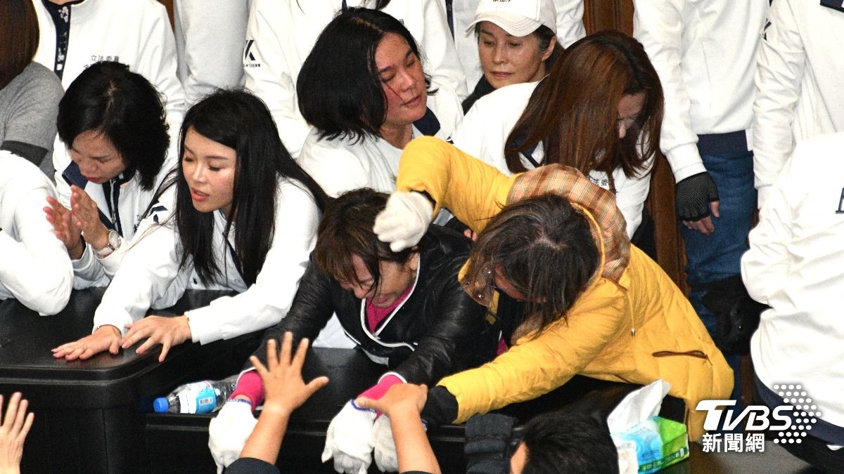 藍綠在主席台爆衝突。（圖／胡瑞麒攝）