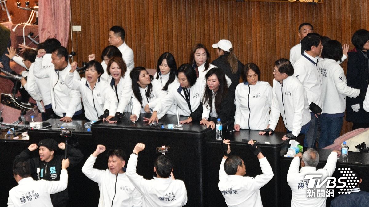 藍委成功佔領主席台。（圖／胡瑞麒攝）