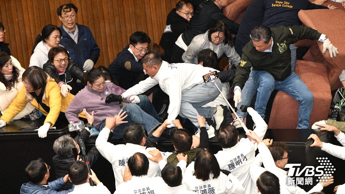 受傷不分藍綠!賴士葆遭椅子夾傷 「戰地醫師」綠委王正旭幫包紮