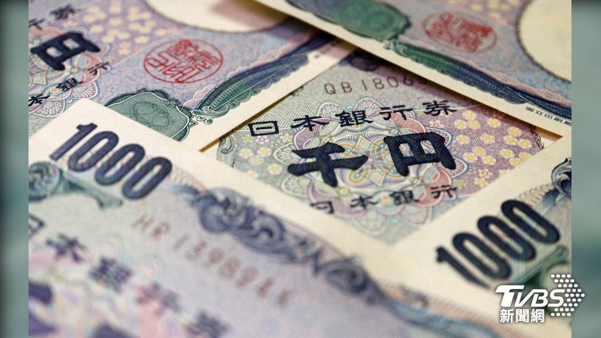 央行暫緩升息致日圓貶破157，創下五個月內新低。（示意圖／shutterstock 達志影像）