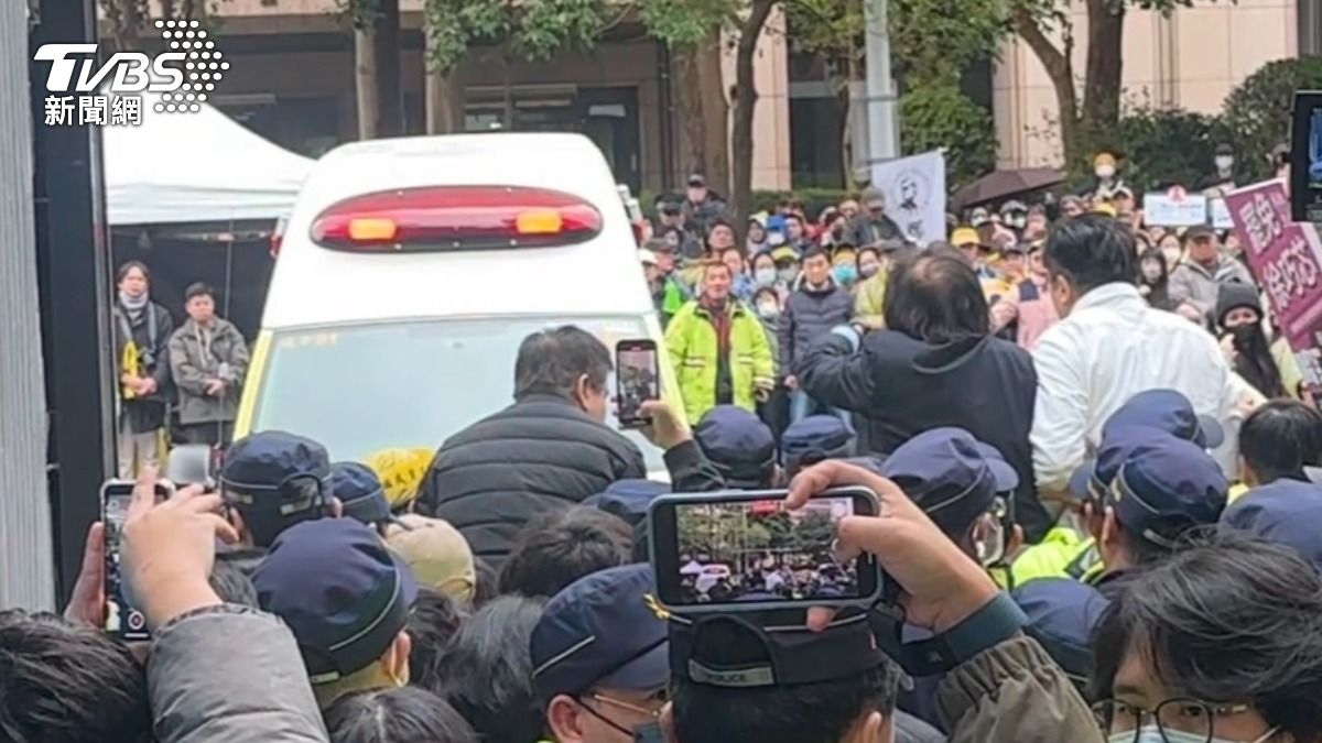 青鳥欲闖立院造成民眾送醫。(圖/林茜妤攝)