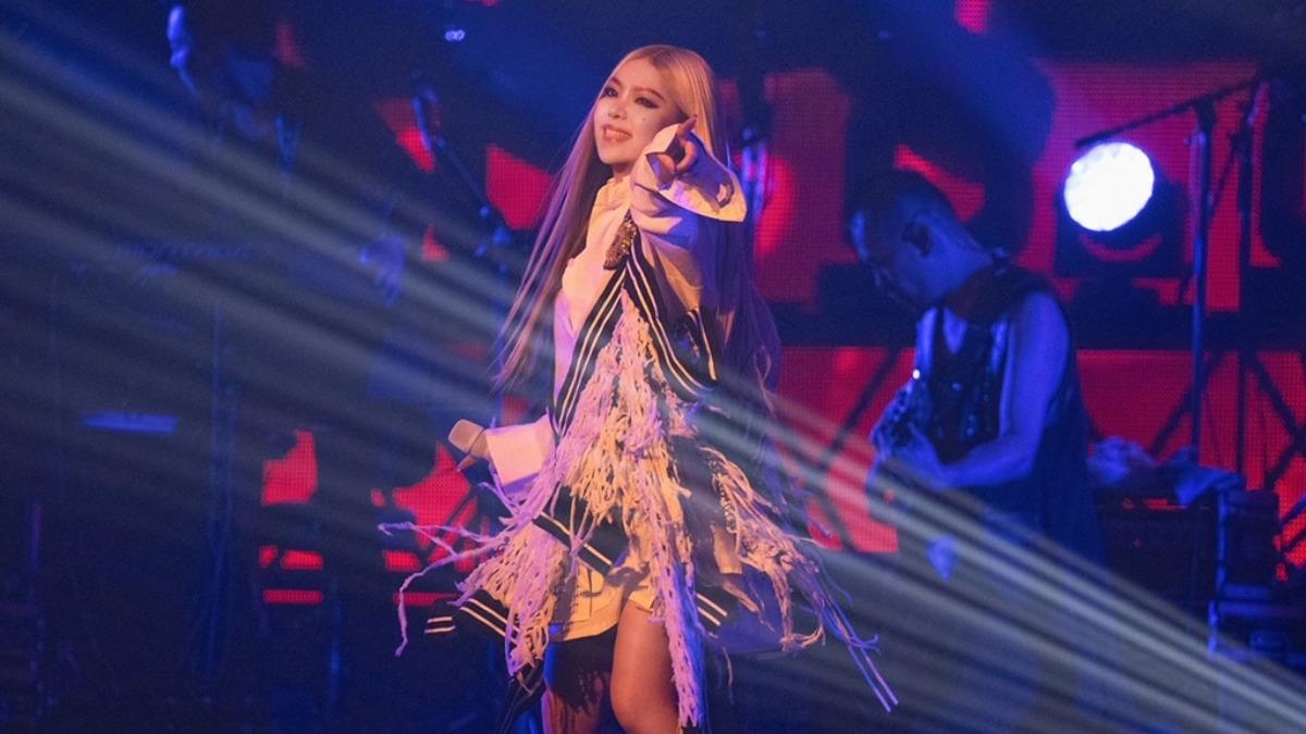 張惠妹一度抗拒收錄〈人質〉一曲,在陳子鴻力薦下才改觀。(圖/聲動娛樂提供)