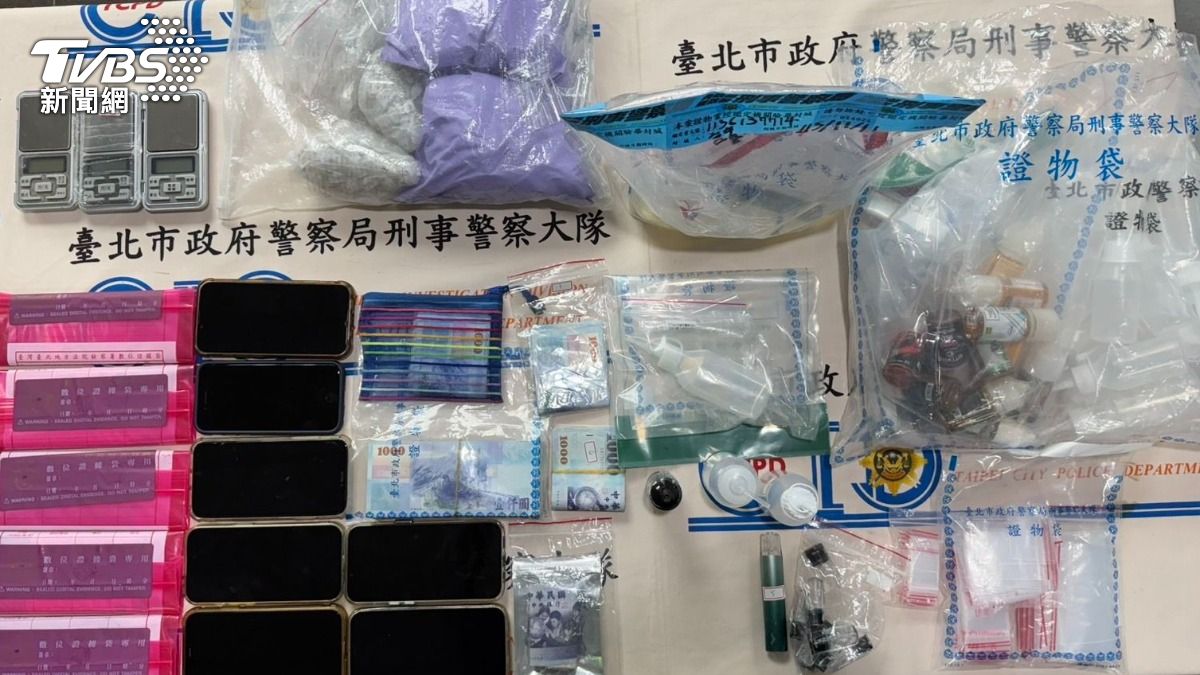 警方查獲販毒相關證物。(圖/TVBS)