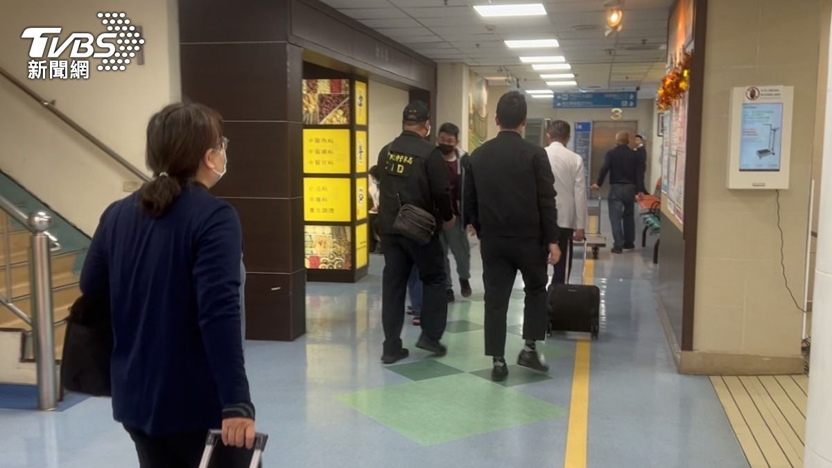 台中地檢署檢方到童綜合醫院沙鹿院區相驗。（圖／林冠丞攝）