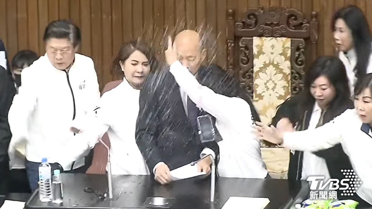 女藍委「以身擋水」護韓國瑜畫面曝　羅智強喊：非常感動