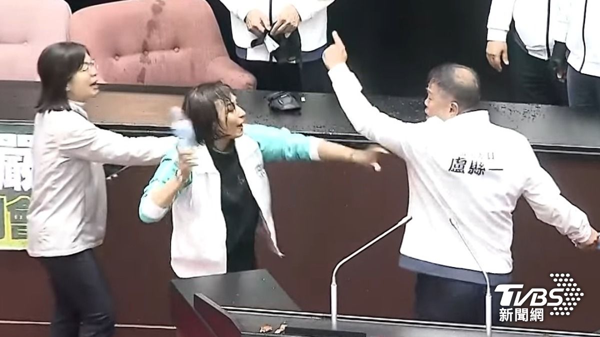 （左起）綠委林淑芬、邱議瑩潑水對韓國瑜。（圖／TVBS）