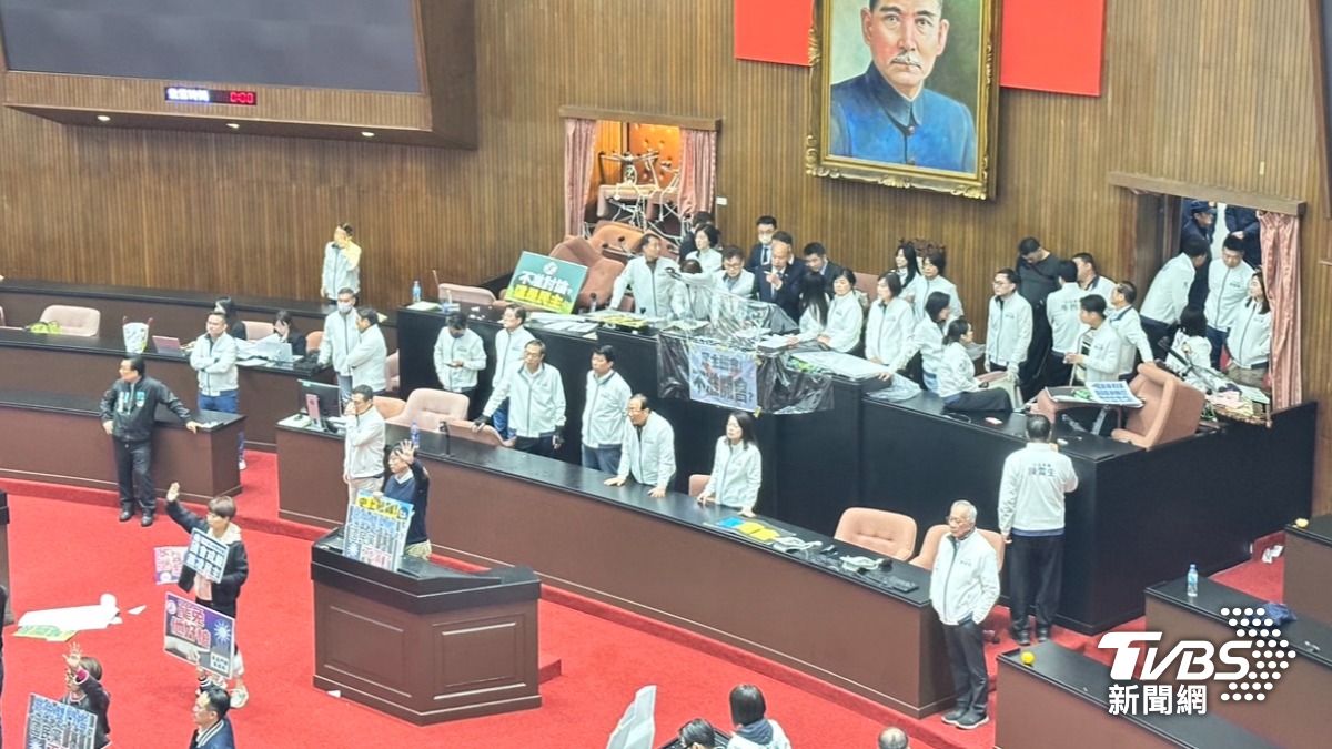 藍委拿出保鮮膜「護駕」。（圖／潘袁詩羽攝）