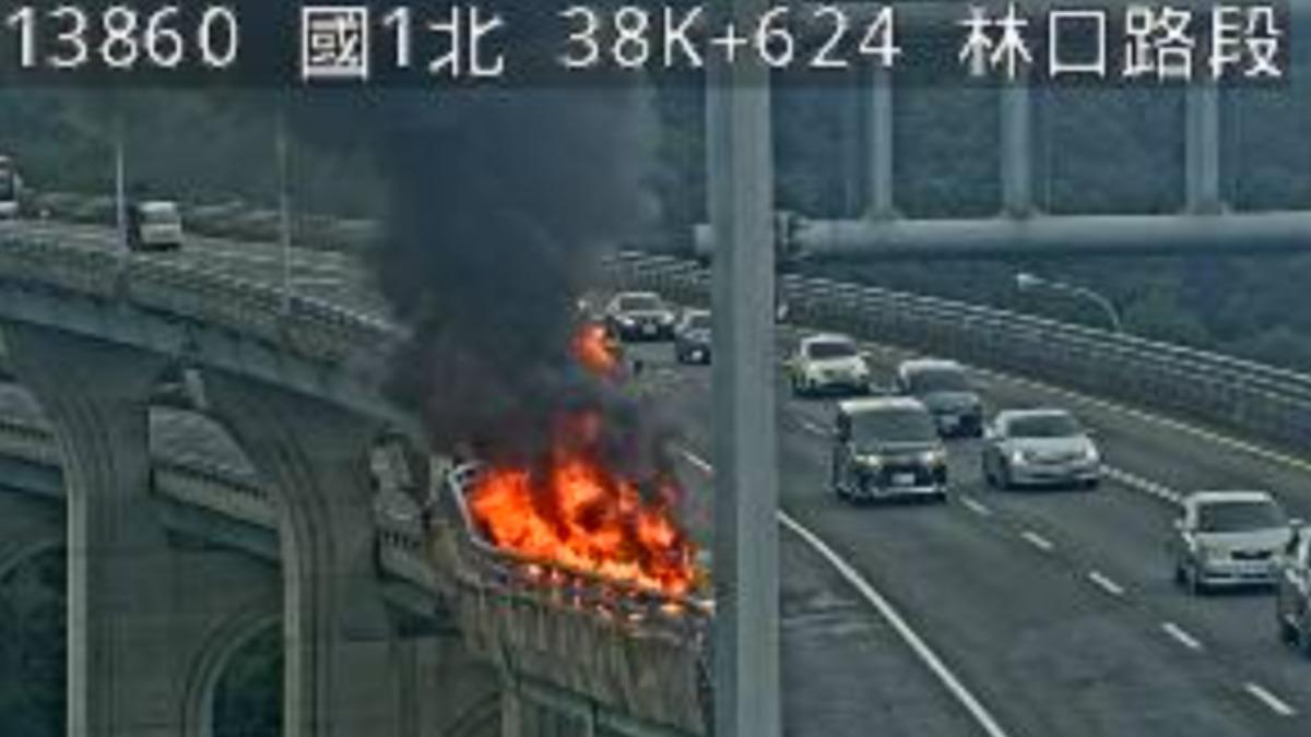 車輛在避車灣內遭大火吞噬。（圖／翻攝畫面）