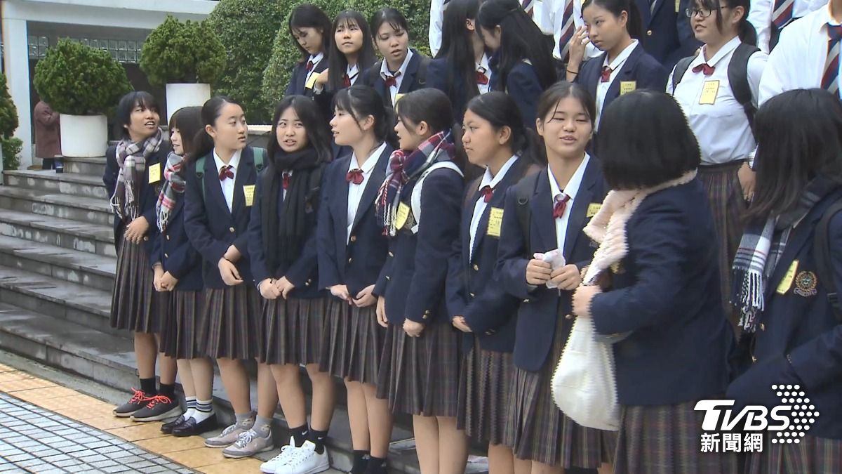 日本沖繩高中生參訪立法院,巧遇藍綠衝突。(圖/TVBS)
