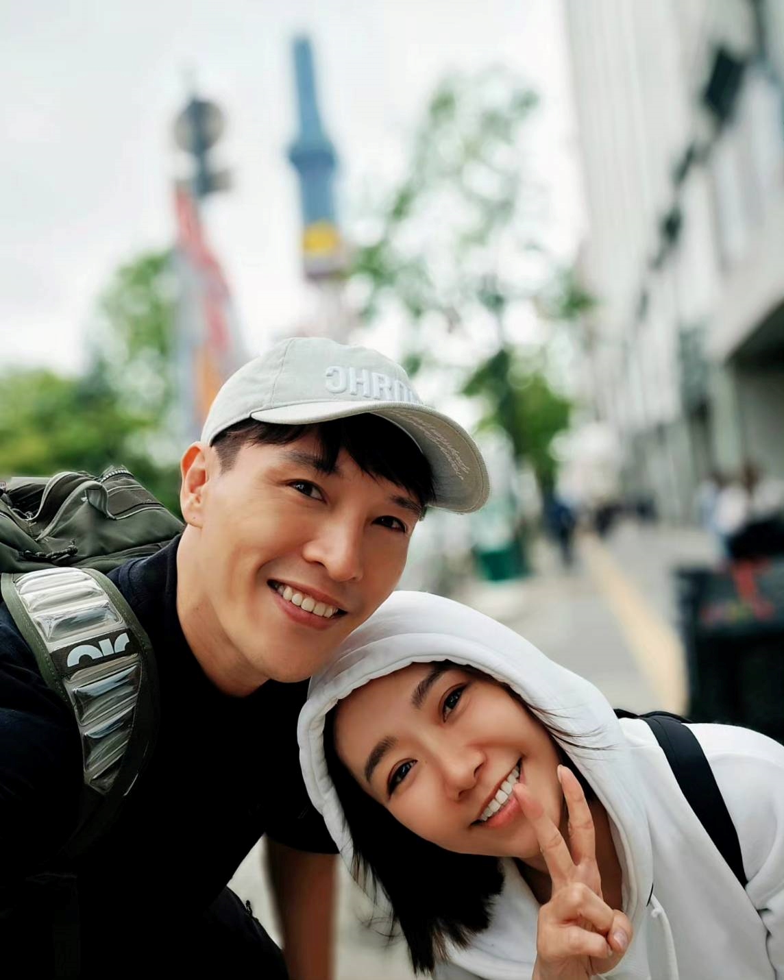龍語申(左)相當疼愛老婆何依霈。(圖/三立提供)