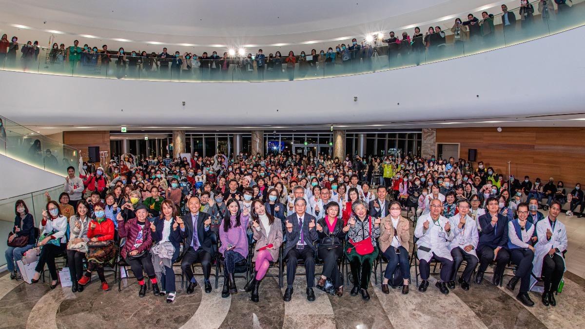彭佳慧和徐若瑄和病患、家屬以及醫療人員開心合照。(圖/癌症希望基金會提供)