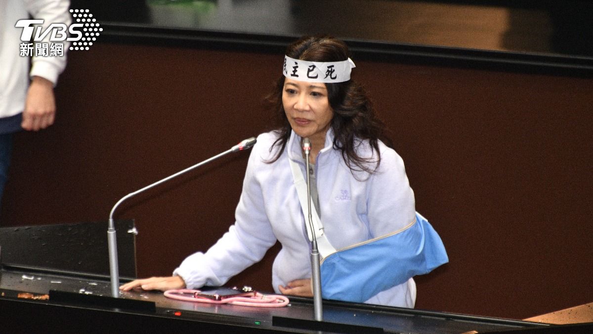 民進黨立委林楚茵受傷前往台大就醫後,又返回立院進行發言。(圖/胡瑞麒攝)