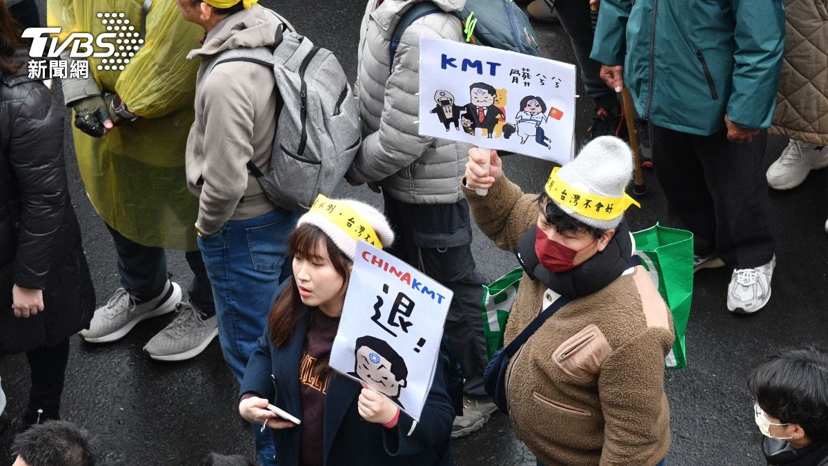 由經濟民主連合等公民團體發起「冬季青鳥在台北」抗議行動,主辦單位表示現場已聚集超過5000名民眾聚集。(圖/胡瑞麒攝)