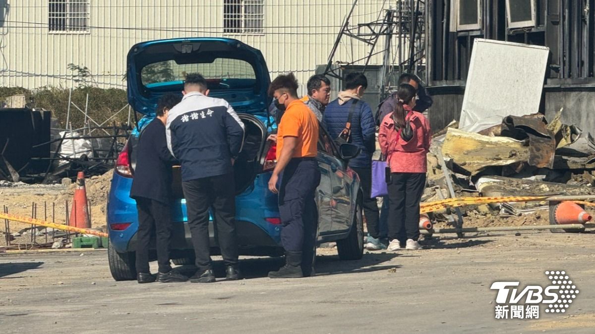 水電包工頭5人小組家屬到場招魂。(圖/TVBS)