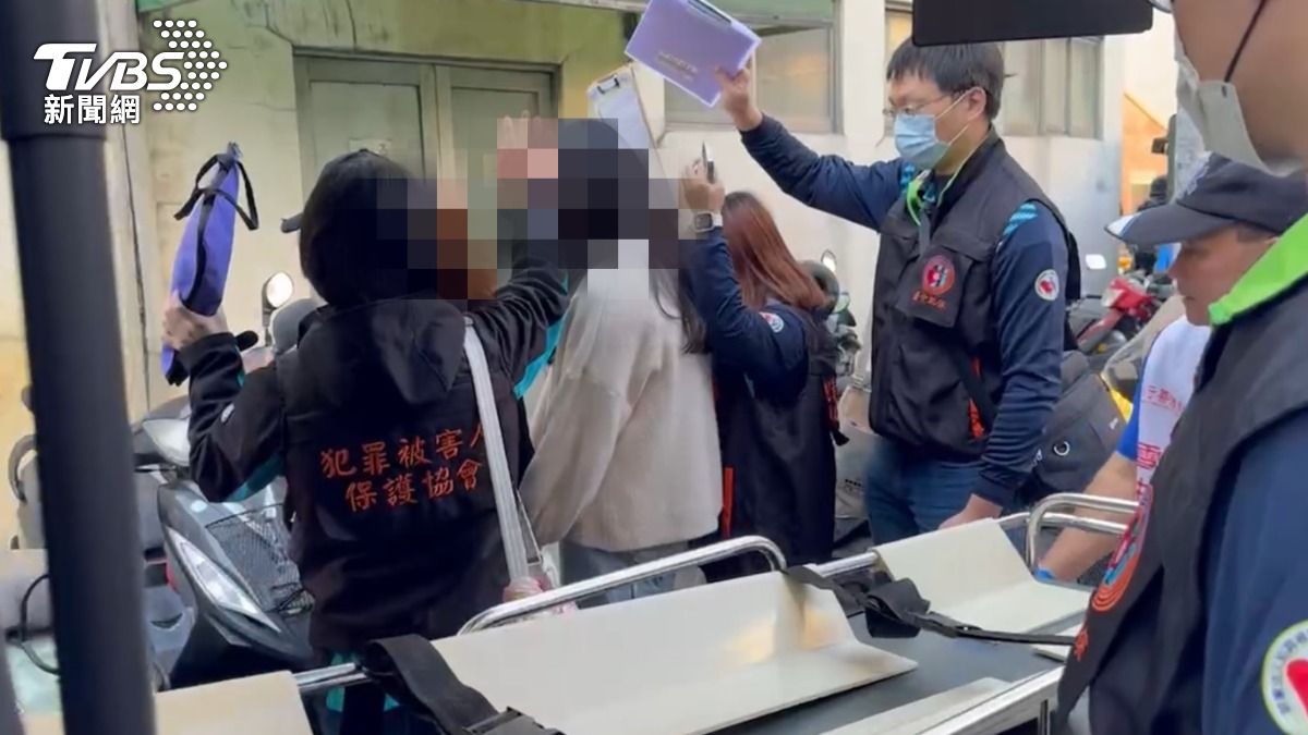 水電工父子絕望喪火窟!愛女悲喊「爸爸上車」 嬤見冰冷兒孫崩潰
