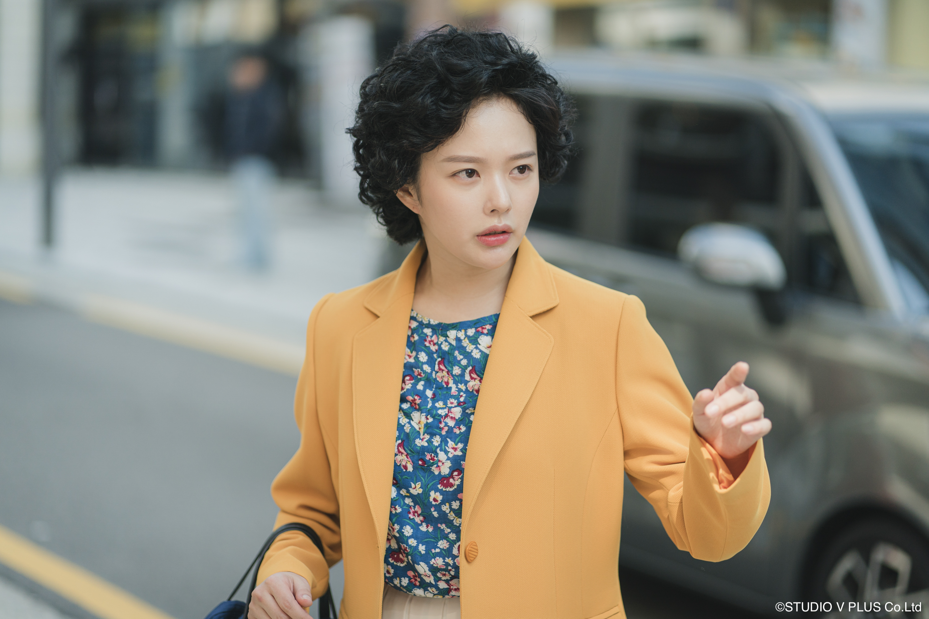 《回到20歲》鄭知蘇飾演外在20歲,但內心是70歲靈魂的女子。(圖/Hami Video提供)
