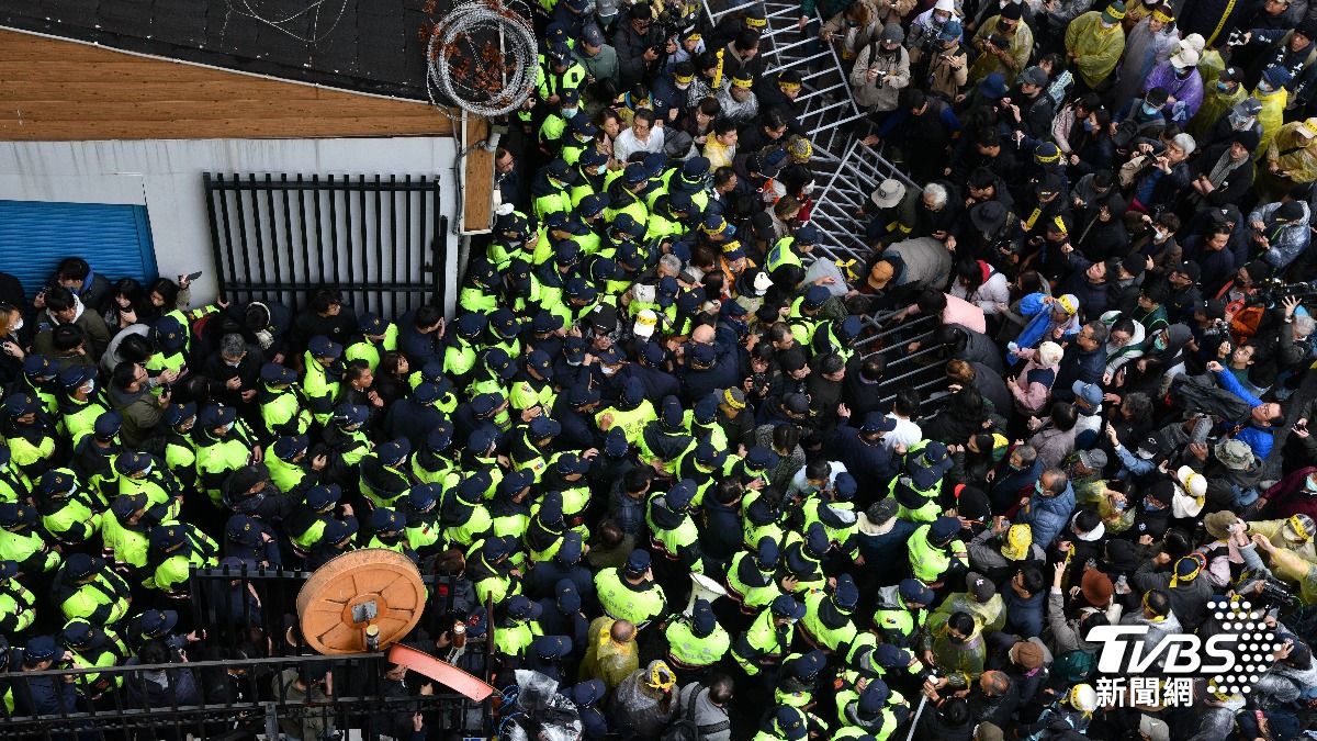 青鳥立院外怒推倒圍欄　沈伯洋喊「阻止惡法」：韓國瑜準備硬幹