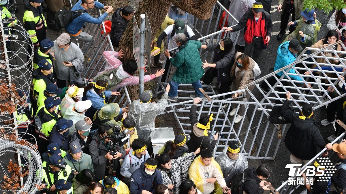 由經濟民主連合等公民團體發起「冬季青鳥在台北」抗議行動,主辦單位表示現場已聚集超過5000名民眾聚集。(圖/胡瑞麒攝)