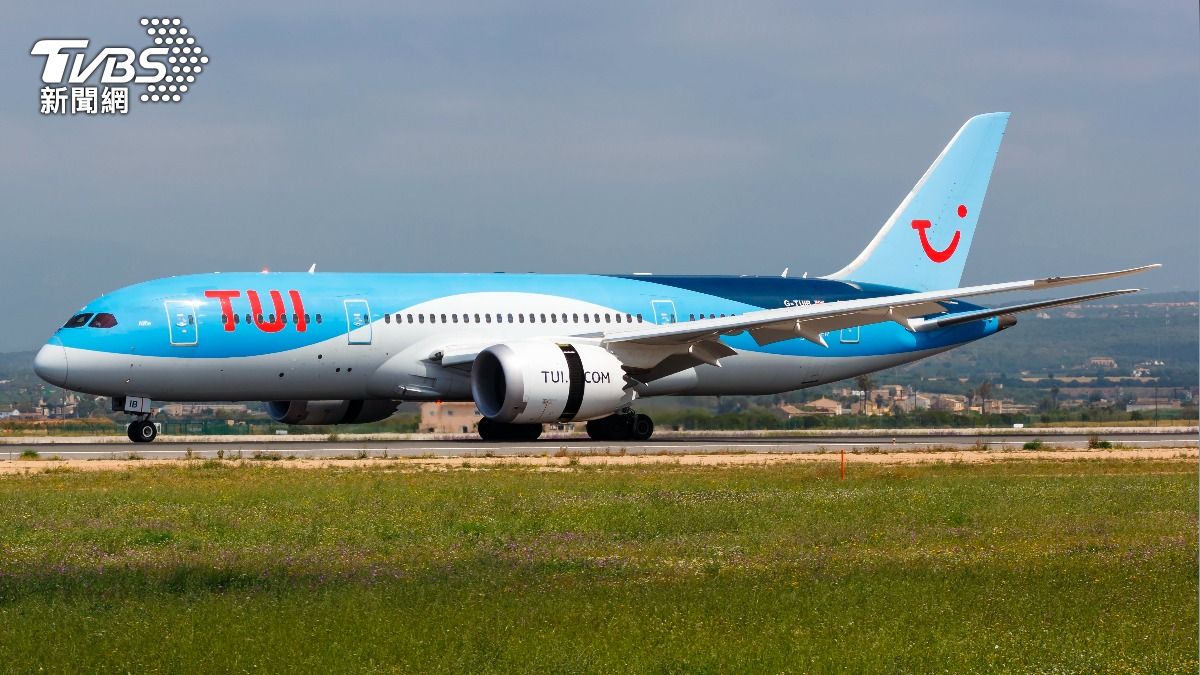英空姐開艙門 不知樓梯被收走踩空慘摔停機坪