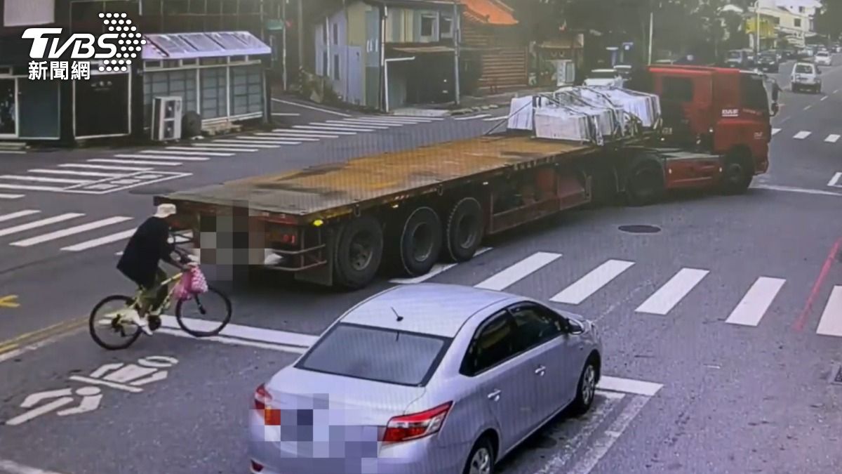 男子直到曳引車轉彎才放開。(圖/TVBS)