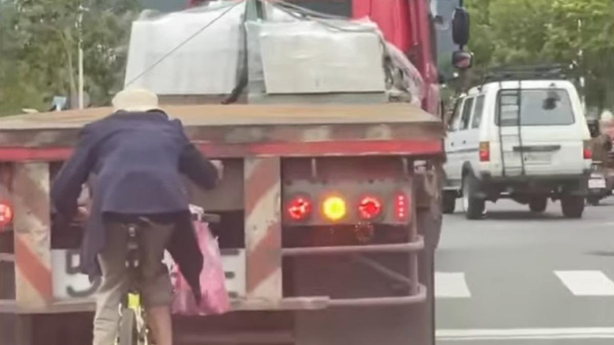 不要命?騎腳踏車緊抓曳引車後方鐵桿 網:司機R檔你就掰了