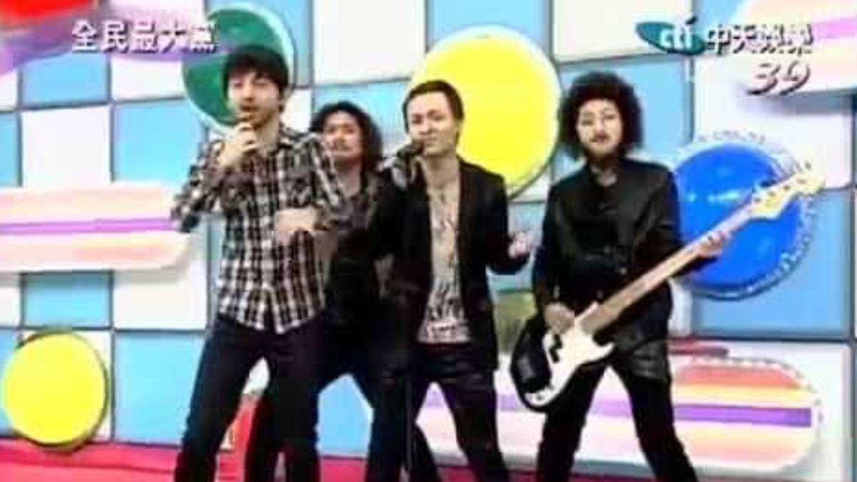 唐從聖(中)和阿Ken(左)、夏語心(右)、黃迪揚在《全民最大黨》中cover搖滾天團Linkin park。(圖/翻攝自網路)