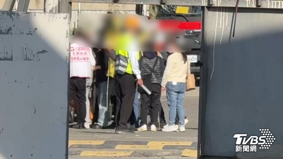 罹難者家屬重返現場舉行聯合招魂。(圖/TVBS)