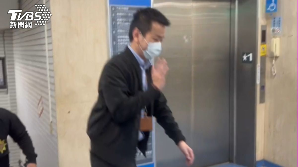 台中地檢署今日指派8組檢察官前往相驗,其中一名檢察官至童綜合醫院沙鹿院區相驗。(圖/林冠丞攝)