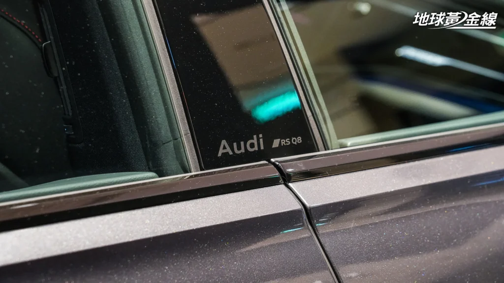 B柱雷射雕刻品牌與RS Q8字樣為Audi新一代的品牌細節。(圖/陳奕宏攝)