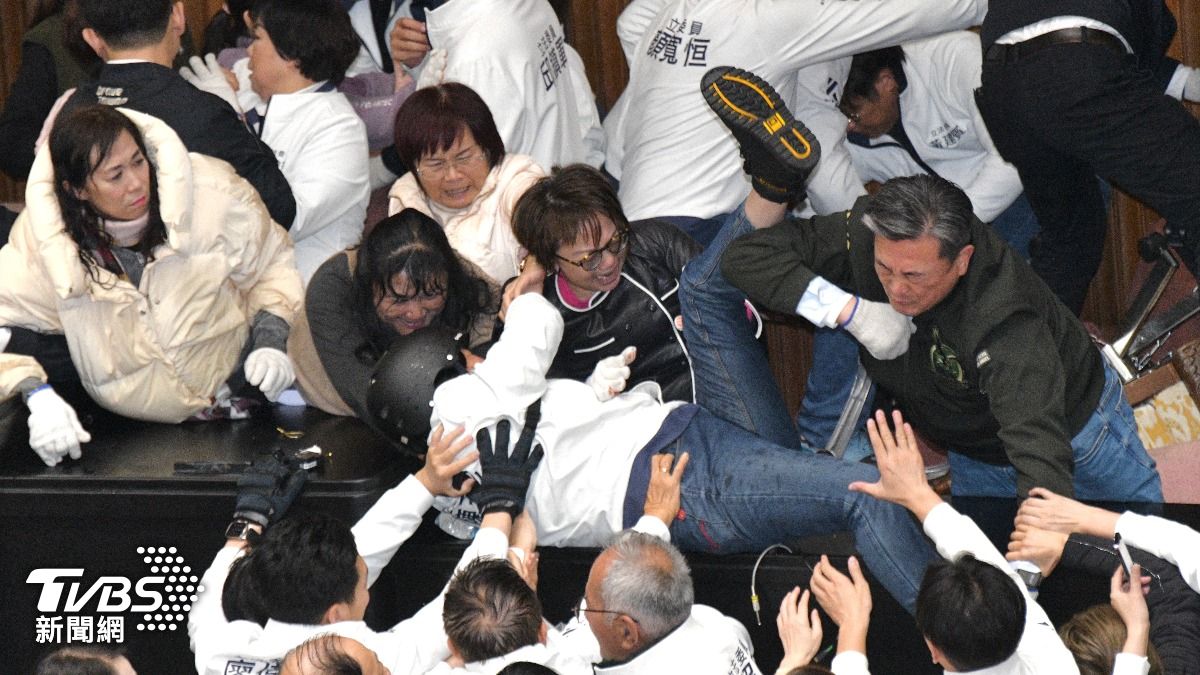上午院會，朝野在主席台攻防。（圖／胡瑞麒攝）