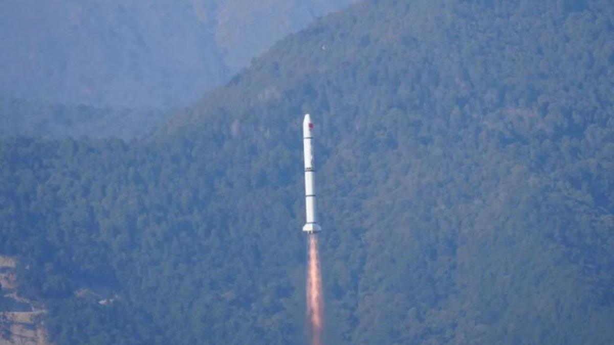 中共深夜發射火箭!飛越「台灣中部上空」 國防部:對台無危害