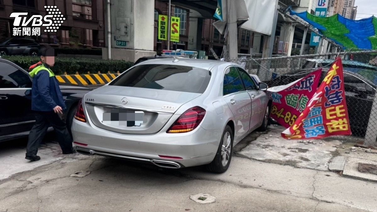 肇事車輛撞上路邊護欄停下。(圖/TVBS)