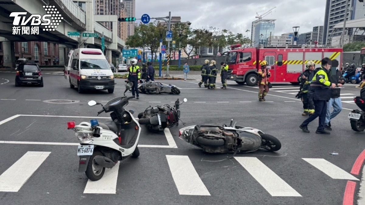 車禍現場波及9輛機車4人受傷送醫。(圖/TVBS)