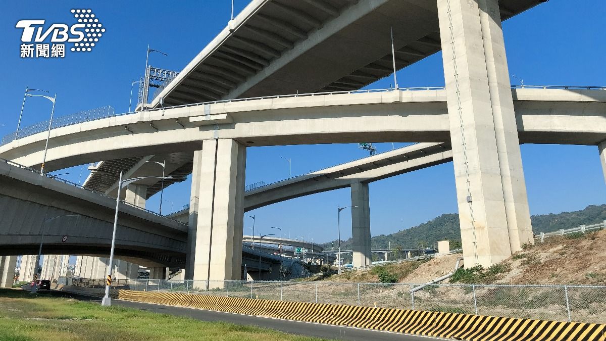 高架道路「驚現大裂縫」!網一片嚇壞 警澄清:台64快速路維修