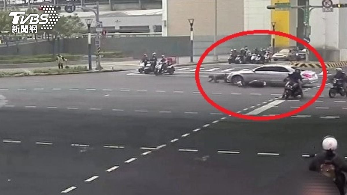 車輛暴衝情況。(圖/TVBS)