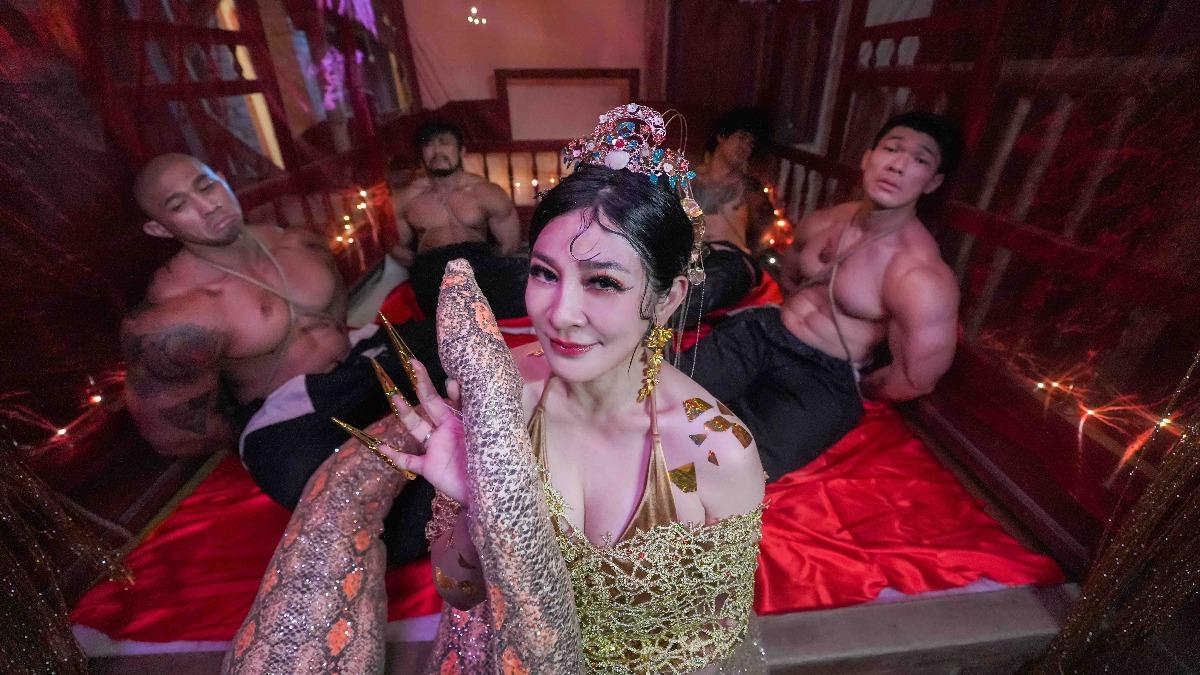 最辣蛇精來了!王彩樺尬4猛男嗨翻天 他嚇壞:吸光陽氣