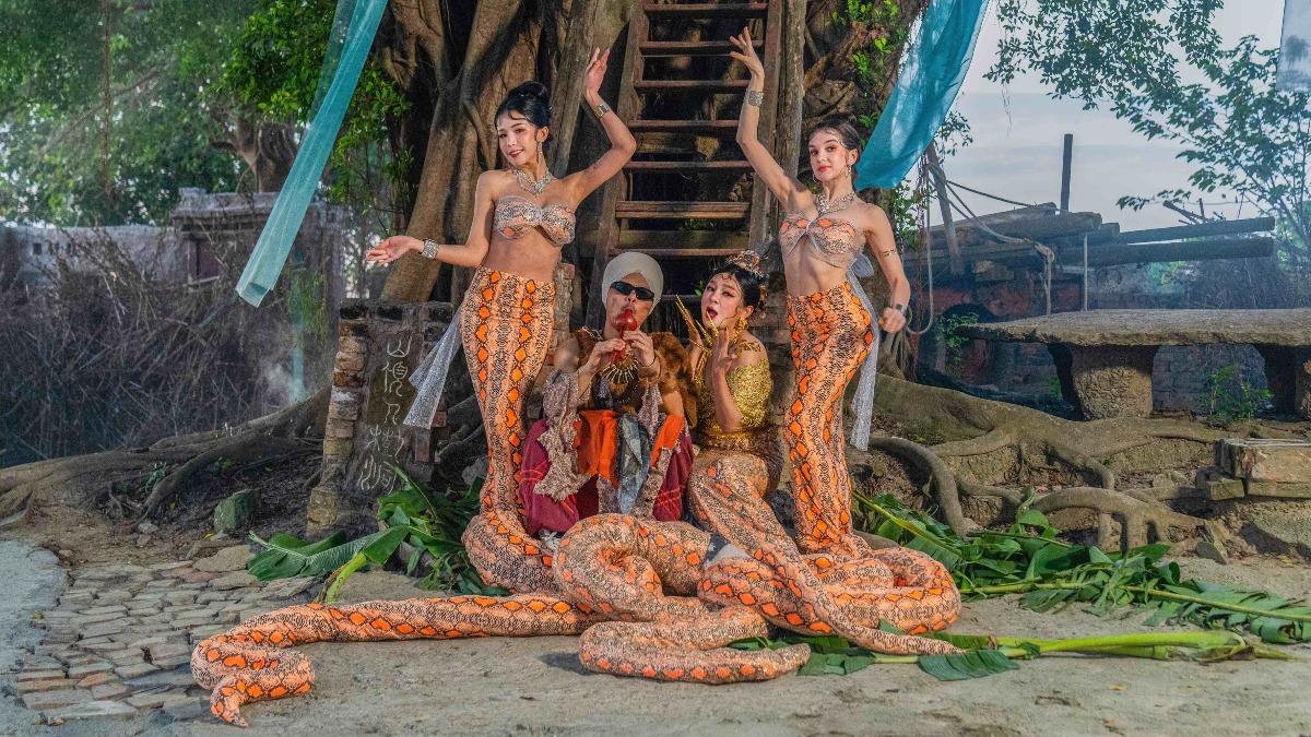 黃明志(左二)在MV裡上演英雄救美,救下扮演蛇精的王彩樺。(圖/亞洲通文創提供)
