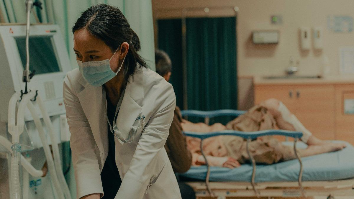 張鈞𡩋在《The Outlaw Doctor 化外之醫》飾演外科醫師。(圖/公視、中華電信、瀚草文創提供)