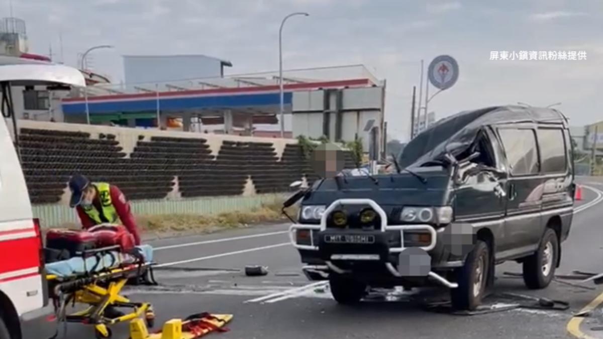 該名廂型車駕駛遭撞急忙送醫,白色轎車則肇事逃逸。(圖/翻攝自屏東小鎮資訊)