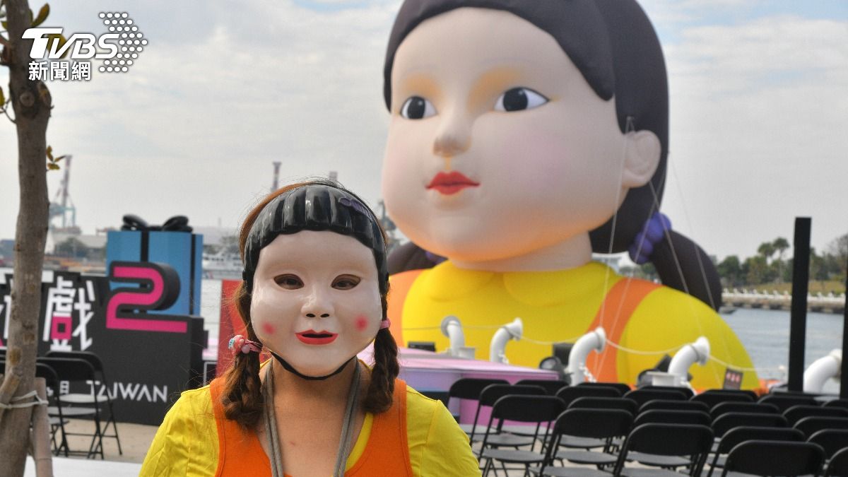 民眾特別dress code成英熙娃娃來拍照。(圖/胡瑞麒攝)