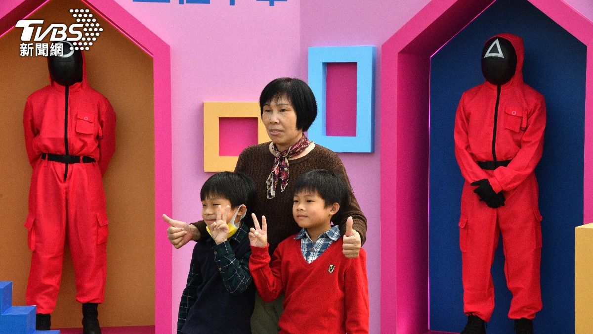 民眾與扮演成劇中角色的紅衣人合影。(圖/胡瑞麒攝)