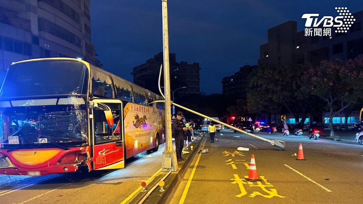 恐怖!台中校車自撞分隔島「路燈倒插」 2學生受傷牙裂了