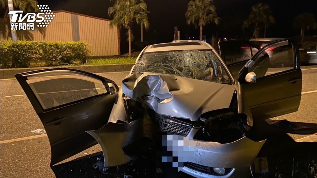 花蓮自撞車禍!「路樹連根拔起」車頭毀 駕駛妻不治、夫命危