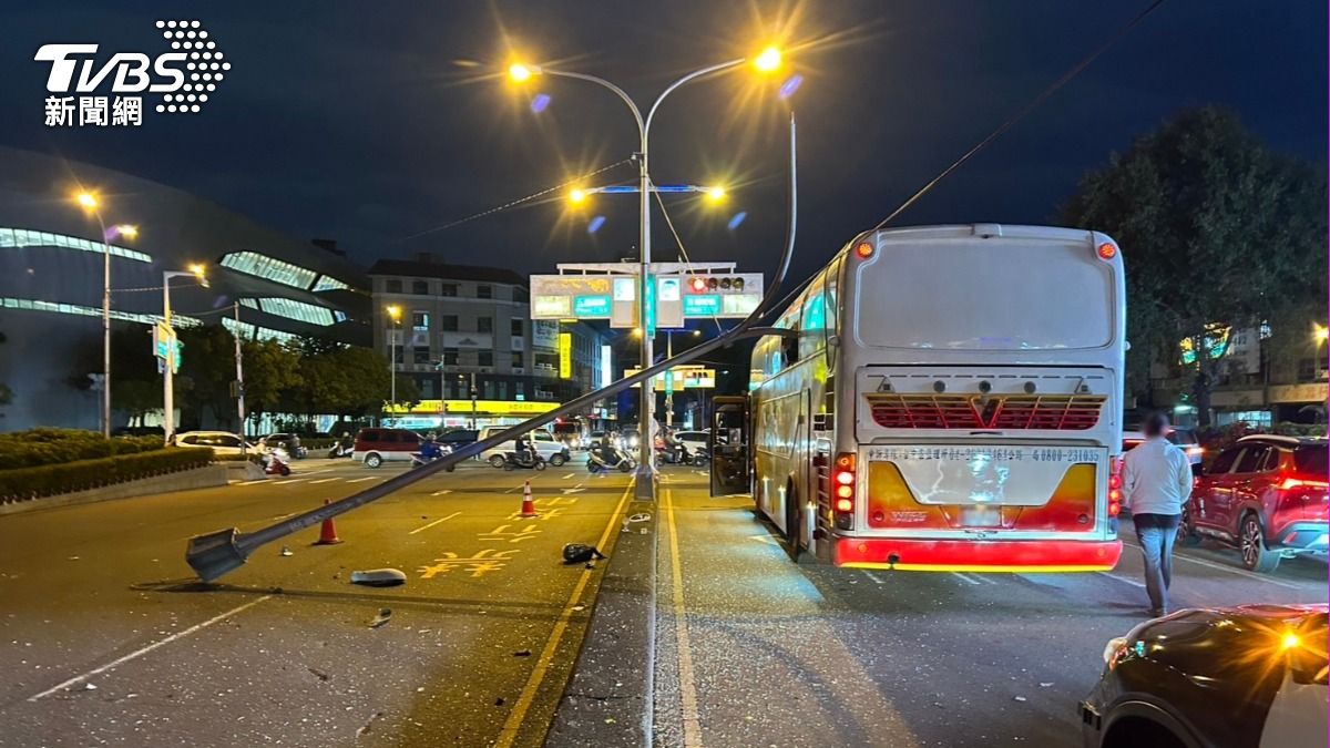 校車過彎不及突然自撞分隔島。（圖／TVBS）