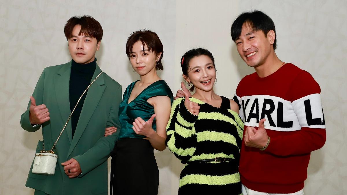 左起黃文星、王瞳、吳婉君、傅子純應景耶誕節,盛裝出席殺青宴。(圖/民視提供)