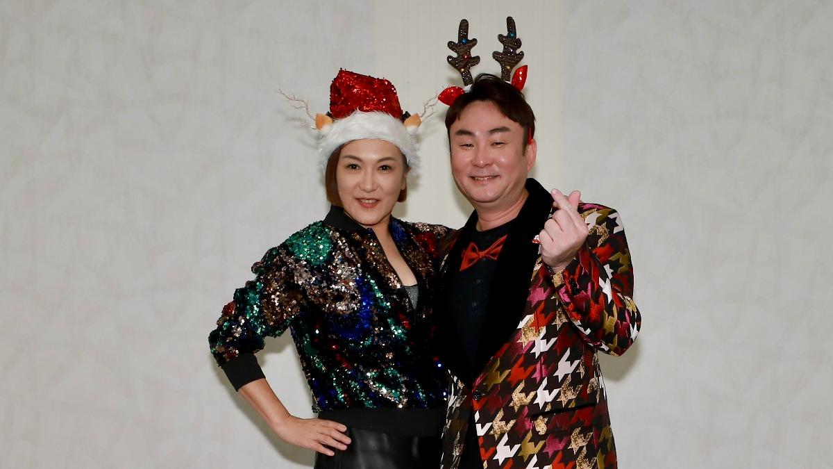 姚黛瑋(左)跟洪毛(右)擔任《愛的榮耀》殺青宴主持人。(圖/民視提供)